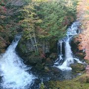 美しい滝の流れ