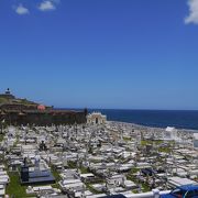 海と墓地のコントラストが素晴らしい