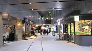 旧東横線渋谷駅のホームおよび線路跡地に出来た複合施設