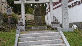 湯元の高台にある神社