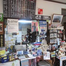 駅舎内は旧国鉄備品があふれてる