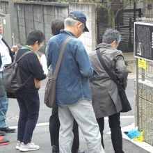 研修ツアーの説明者が、泉鏡花を資料に基づき、説明しています。