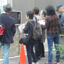 研修ツアーの説明者の説明を基に、いろいろ話し合っています。