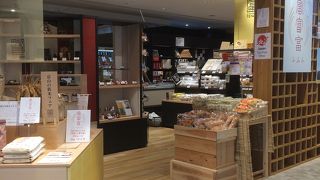 ショップとレストランあり