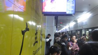 駅のホームにはテレビモニターがあります