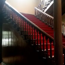 正面から入ると、二階に続く階段