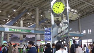 朝夕行き交う人々で一杯の品川駅コンコース、待ち合わせの時計台もあります!!