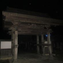 山門付近も全く照明がありませんでした