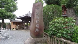 宝仙寺の境内に石碑
