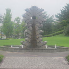 中央に配置されているオブジェの一例