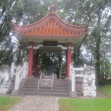 中国の姉妹都市との提携を記念して設置された四阿の様子