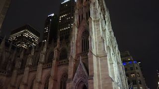 五番街の夜景に浮かぶシャープに天を突くような建物