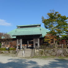 駐車場から観るとお寺みたいな建物です