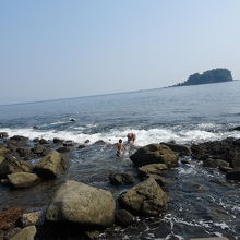 海岸遊びをしている人がいました。