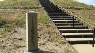 古墳の周りはウオーキングコースとして整備されています