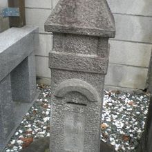 関孝和の墓の中の左側の墓石です。やや小ぶりな大きさです。