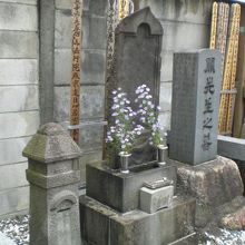 関孝和の墓の全体像を横から見ています。立派な墓です。