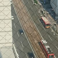 眼下には路面電車がジオラマのように