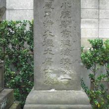 吉川湊一の墓です。墓石の正面に、多数の文字が刻されています。