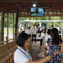 バスターミナルから電動カートに乗ります