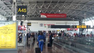 巡回している警備員多数