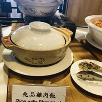 朝食には嘉義名物の鶏肉飯もあります