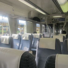 ちょっと高級感（？）が感じられるクロスシート専用車両の様子