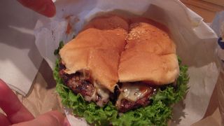  巨大ハンバーガが食べられるクイーンズタウンの 超人気のハンバーガー有名店、ファーグバーガーです。