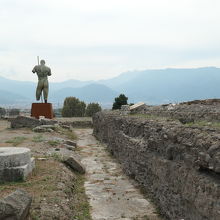 ブロンズ製巨人像の近くの高台が神殿跡