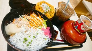 テラスモール湘南のフードコート内