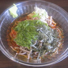 オーダーした冷やしめかぶそばの様子