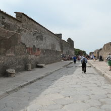 ポンペイ遺跡で最も広い石畳道路