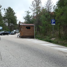 ベスビオ山登山道路終点の分岐点から先は進めません