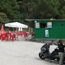 山頂付近の脇道道路終点にあるカフェショップ