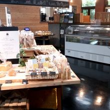 入ると乳製品が売られていました。ちょっと高め