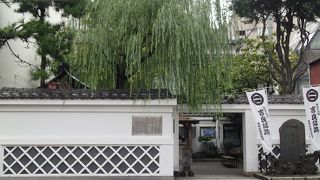 柳のかかるナマコ壁