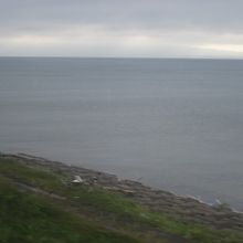 大湊線の車窓から楽しむ海の景観の一例