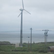 途中、風力発電の風車が立ち並ぶ光景も見られました