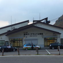 山麓駅の建物全景