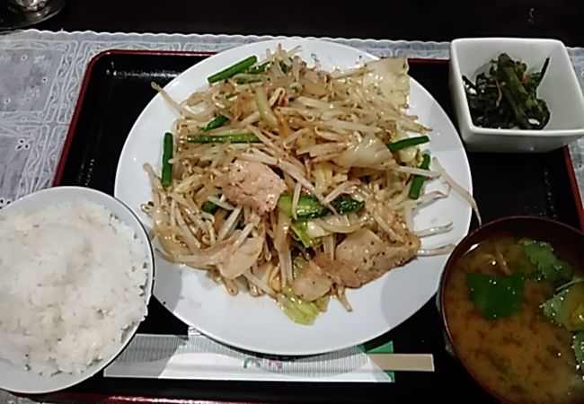 (ひまわり食堂)お得なことと店が狭いこともあり、お昼は満席でした