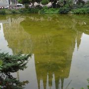 聖堂の正面、池が広がっています
