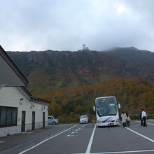 観光バスで沢山の人が訪れていました　山頂駅方面の紅葉