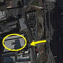 矢印の先が山門、丸印が本堂です。墓地が通り沿いに残っています