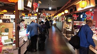 改札内の売り場で買うよりも種類が豊富