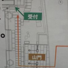 緑雲寺の山門と墓地との関連です。墓地は、右上の位置です。