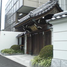 緑雲寺の山門です。白色の塀は、新たに建て替えられました。