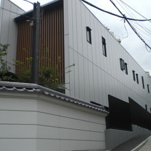 緑雲寺の白色の塀の後方にある近代的な本堂です。