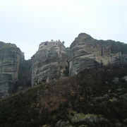 奇岩と修道院
