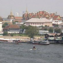 チャオプラヤー川から見た王宮