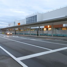 夕刻の旭川空港前の道路です。